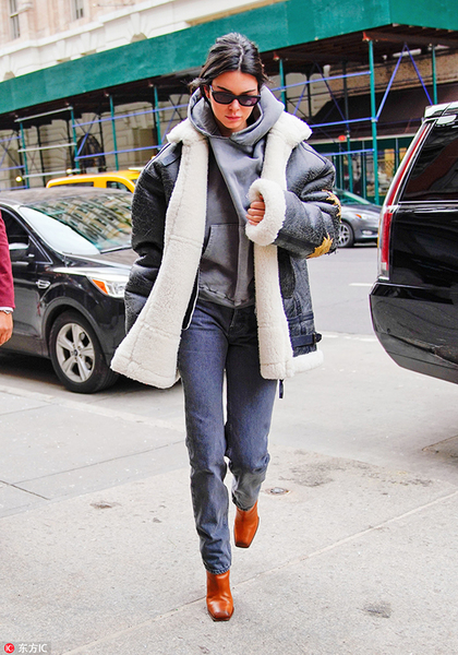 灰色连帽卫衣搭配大廓型外套,下身搭配灰色直筒裤,脚踩方头短靴,保暖
