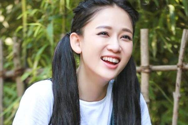 鞠婧穿灰色外套现身,扎双马尾辫清纯可人,美胖的好处女生图片