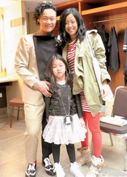 陈奕迅一家三口罕见同框，网友：还好女儿的腿遗传的妈妈