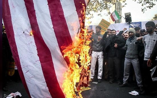 有人甚至踩踏,焚烧美国国旗和美国总统特朗普的照片泄愤.