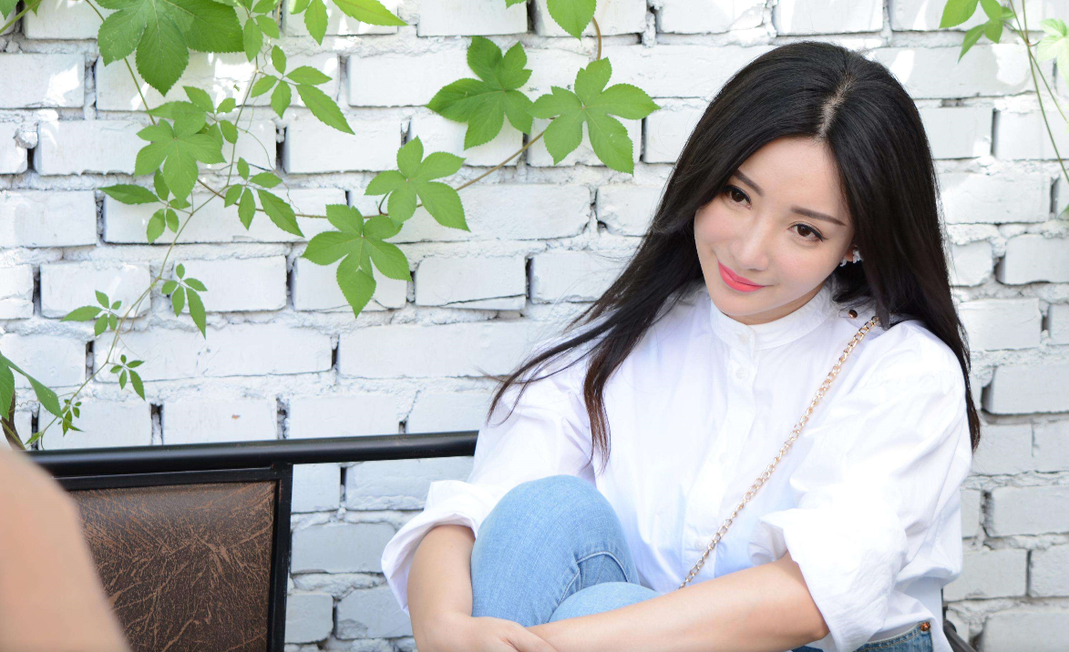 柳岩这身材穿不了衬衫,换上背心连衣裙的她,女