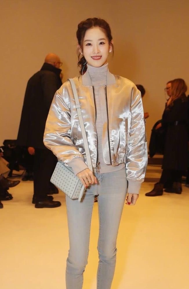 章泽天罕见现身,穿件西装裙少女感十足,网友:最