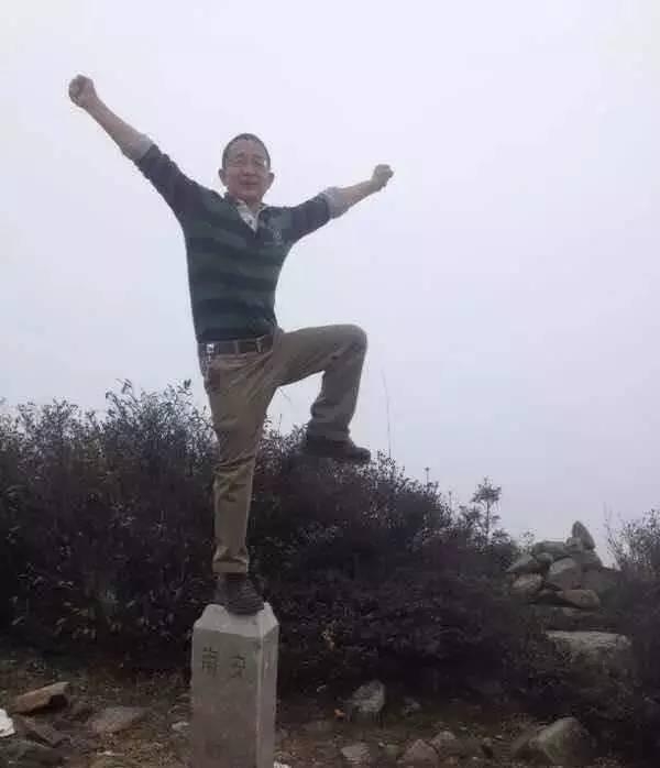 直男拍照算什么,爹妈拍照你见识过吗?网友:哈哈哈,一点都不笑!