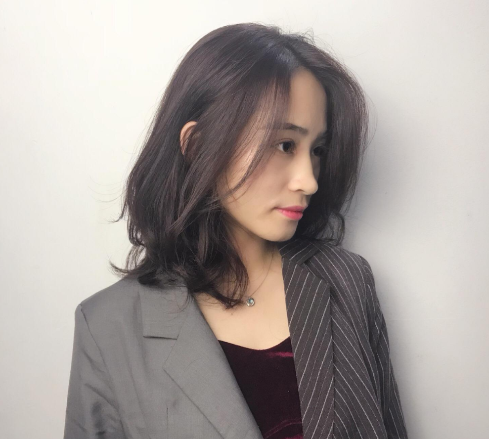 > 正文   齐肩发型不烫又没有刘海就会显得平淡无奇,就像画龙缺点睛