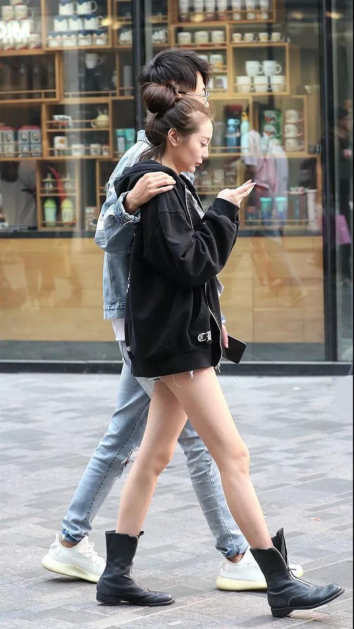 街拍美女:小姐姐大胆的穿着,你男票真的不介意