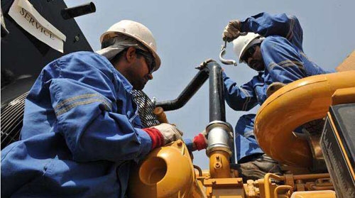 美国制裁伊朗生效 国际油价为啥不涨反跌?