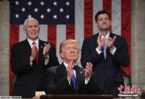资料图:美国总统特朗普和副总统彭斯(左后)、国会众议院议长保罗・瑞安(右后) 资料图:美国总统特朗普和副总统彭斯(左后)、国会众议院议长保罗・瑞安(右后)