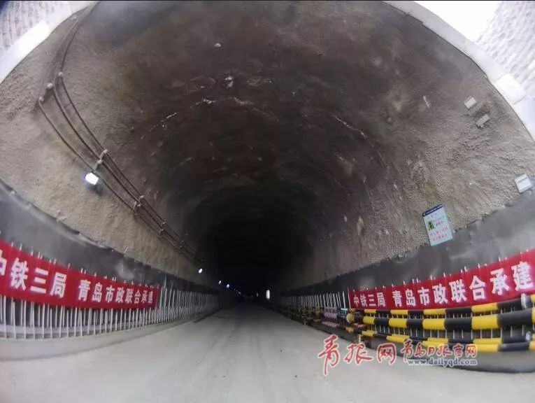 中国首条地铁海底隧道贯通