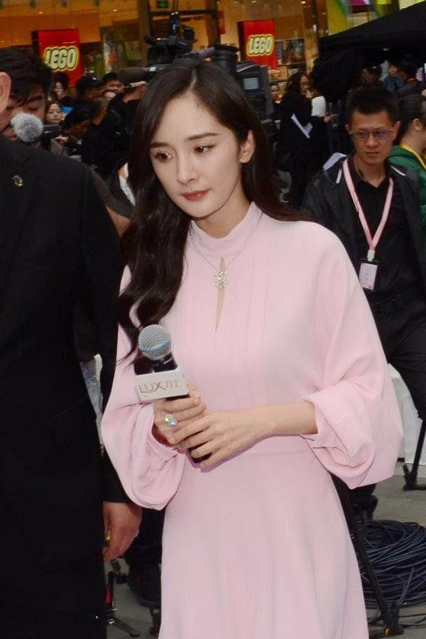 杨幂又带火了小粉裙,粉粉嫩嫩的,特显少女心!