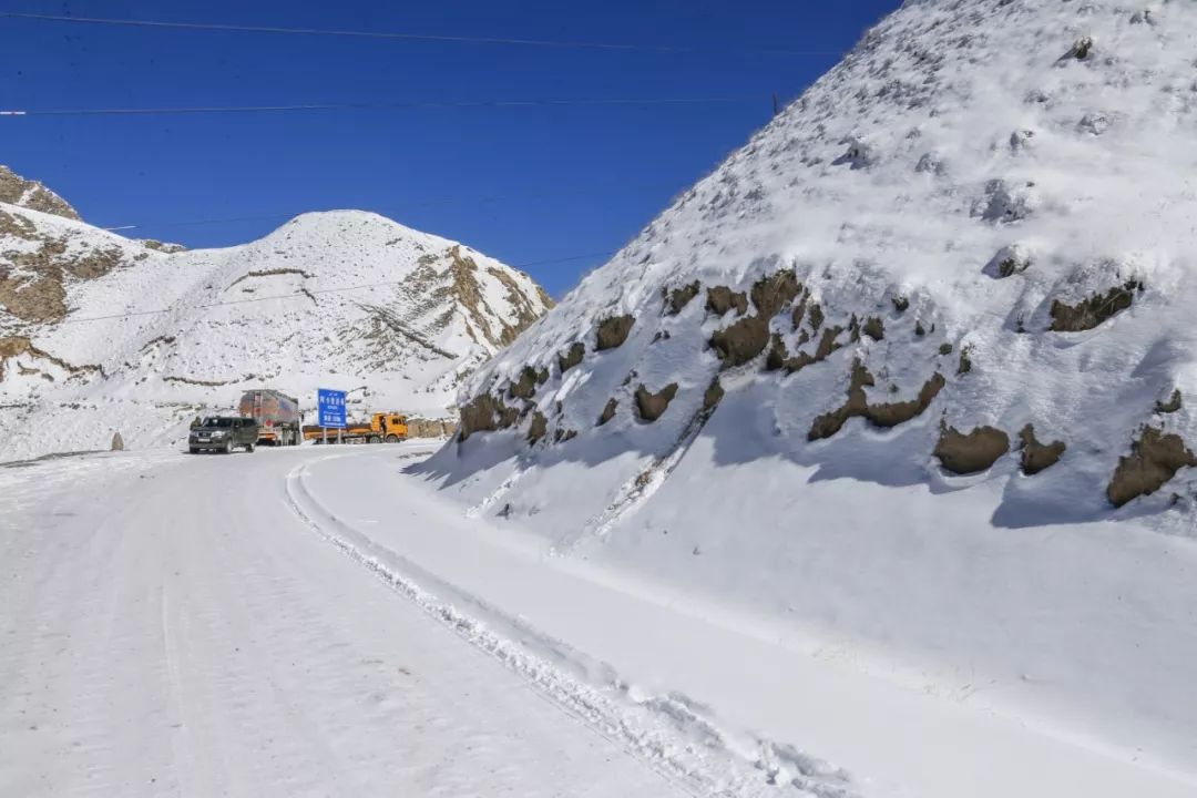 救援丨暴雪致新藏线库地达坂段受阻 武警官兵
