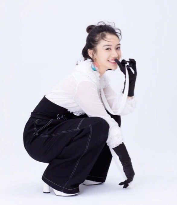 陆琦蔚的造型太逆天了!黑白简约搭配,一站起来