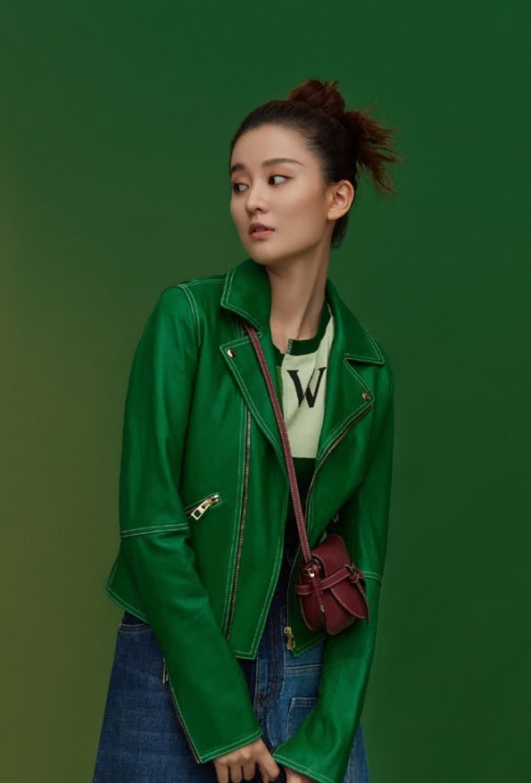 乔欣的脚太小了,竟能穿得进拼图鞋?鞋子看上去