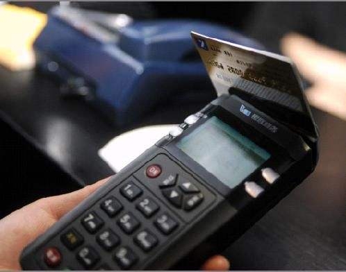 信用卡经常套现,银行打电话让分期还款,不按着