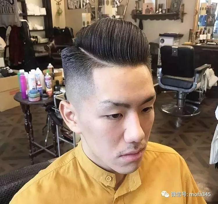 男士发型两边剃短,精神帅气