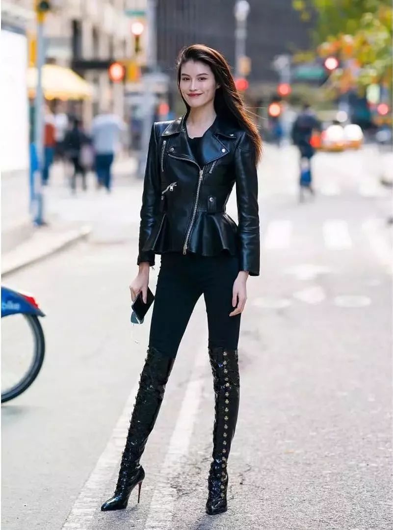 壁纸 | 白到发光、腿长惊人的何穗,到底是哪里下