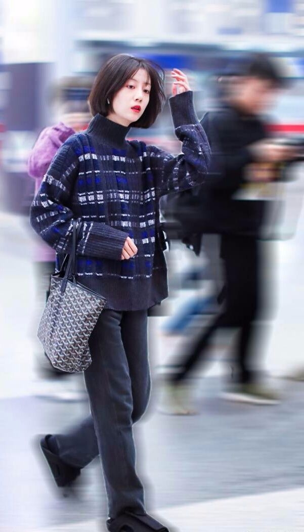 李溪芮万年不变,一头短发素颜出门,穿条紧身裤