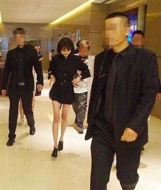 看腿识人!杨幂出席活动玩下半身衣服失踪,网友