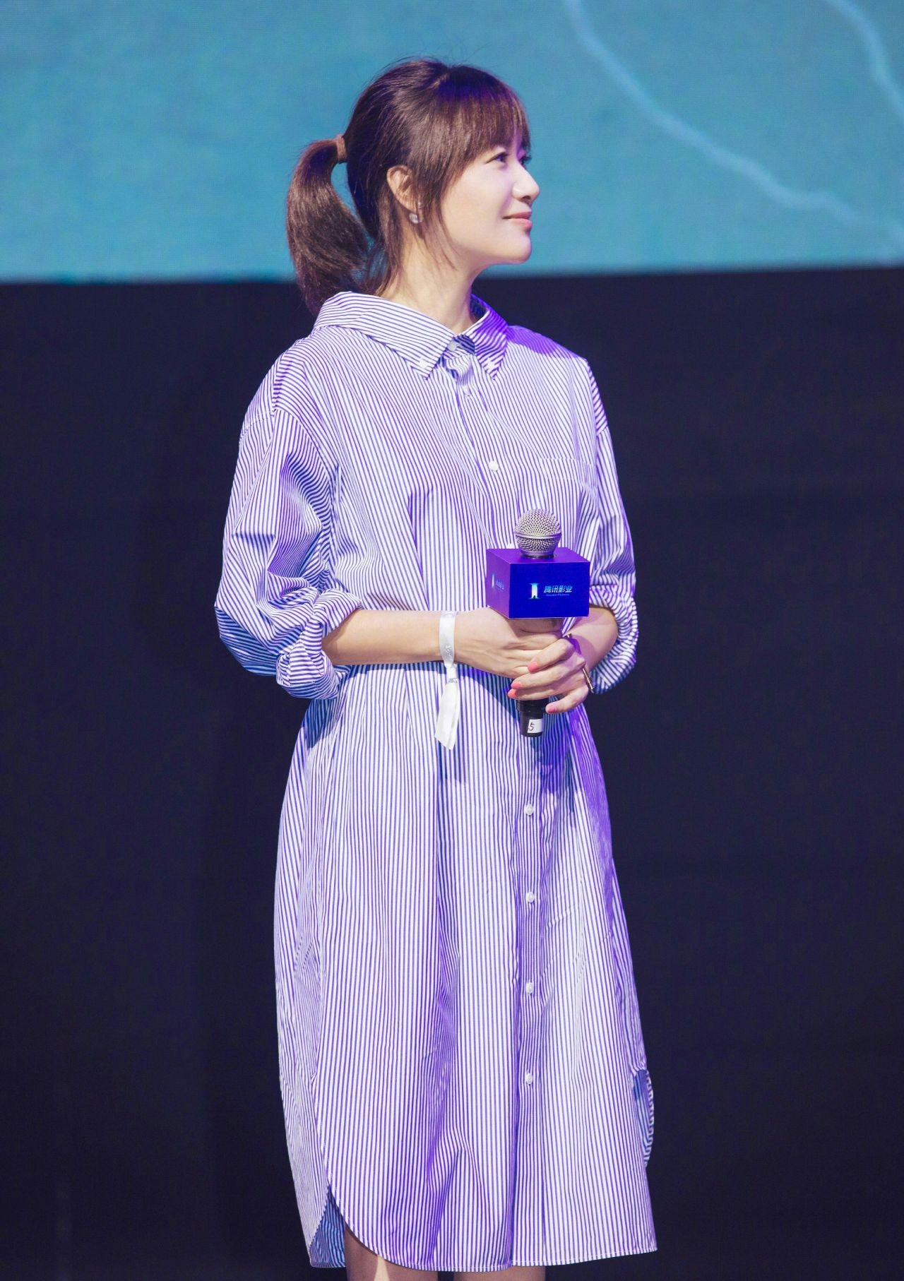 徐静蕾素颜出镜无压力，24岁的脸，44岁的脖子?