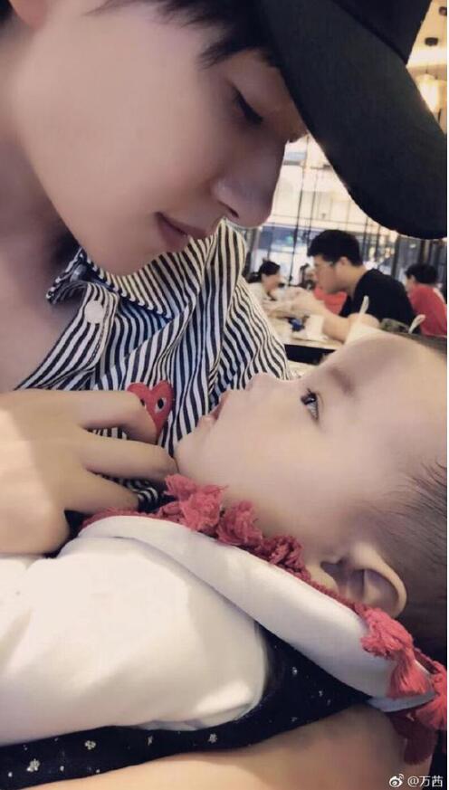 万茜晒一岁女儿照片，网友都被宝宝侧颜惊呆