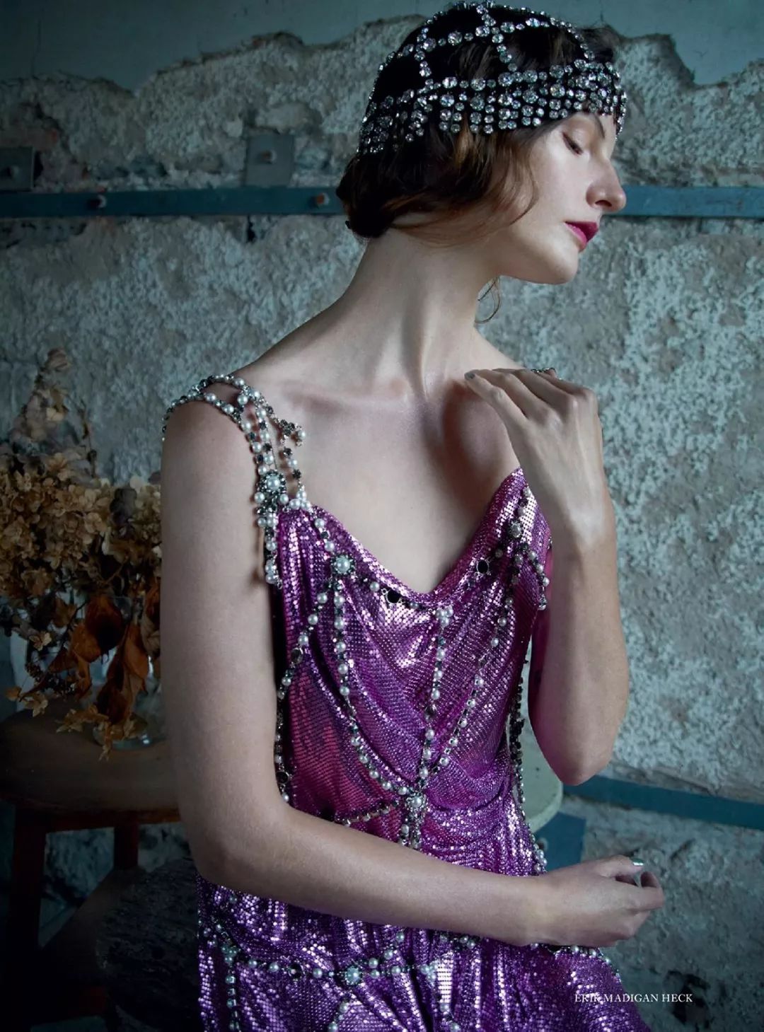 西班牙版十月刊呼吁关注生态环境;美国版芭莎Zo Kravitz 登封展现自然之美