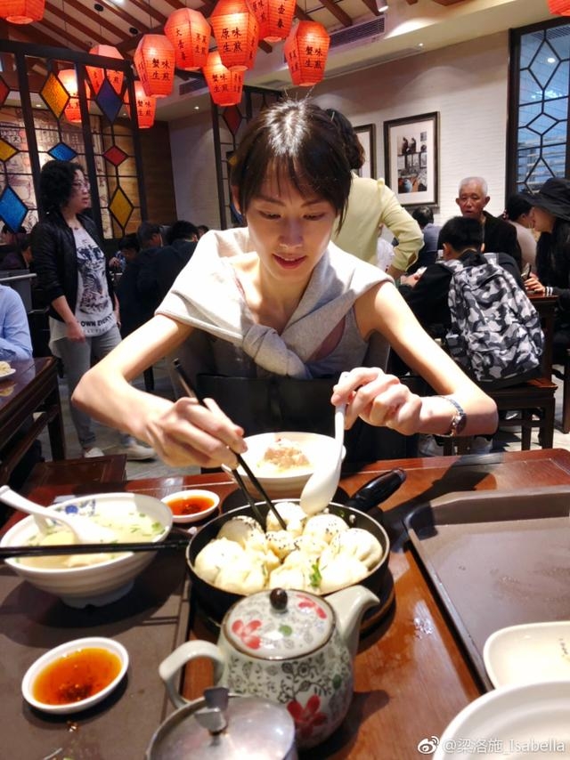 看腿识人!杨幂出席活动玩下半身衣服失踪,网友