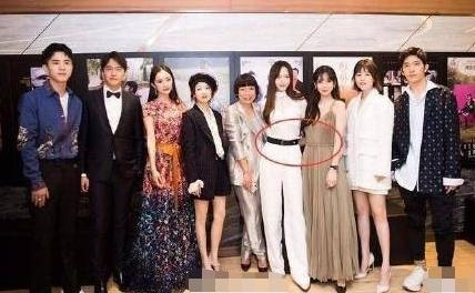 看腿识人!杨幂出席活动玩下半身衣服失踪,网友