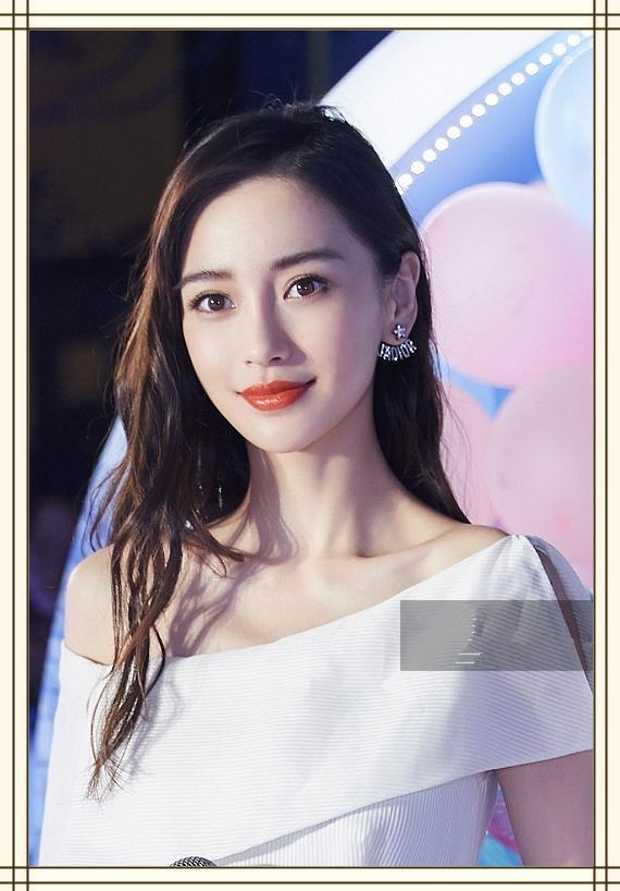 杨颖不得了!穿一字肩长裙秀逆天锁骨,网友:这深