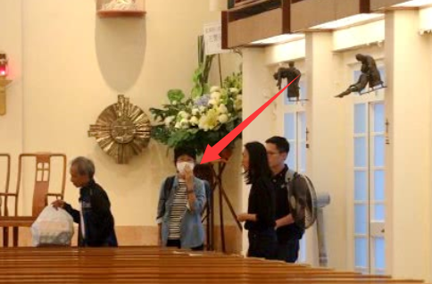 蓝洁瑛追思会上姐姐蓝洁卿、张曼玉现身，送花篮