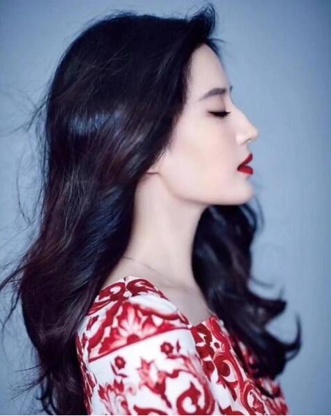 万茜晒一岁女儿照片，网友都被宝宝侧颜惊呆
