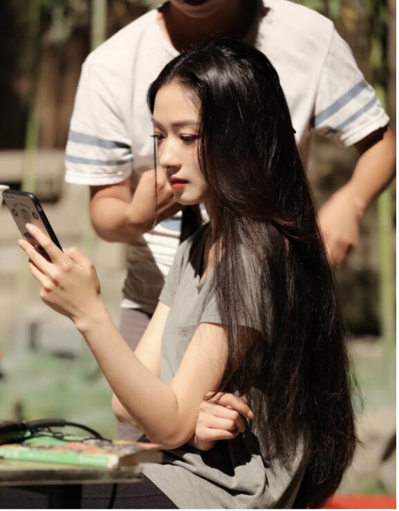 万茜晒一岁女儿照片，网友都被宝宝侧颜惊呆
