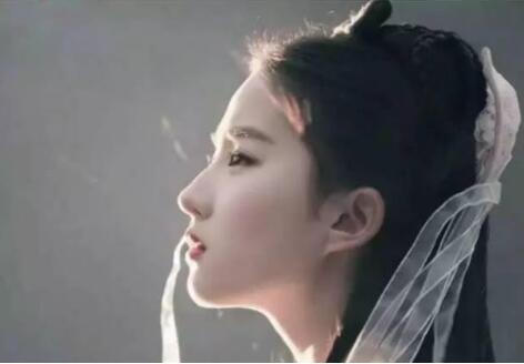 万茜晒一岁女儿照片，网友都被宝宝侧颜惊呆