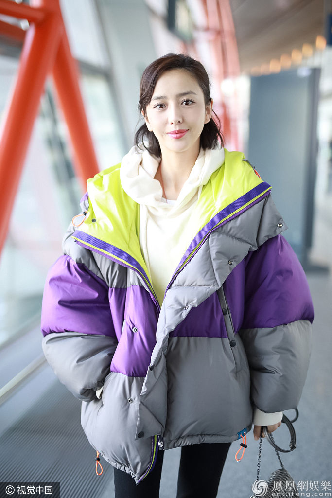 佟丽娅穿羽绒服秀纤细美腿 捂嘴甜笑发射爱心少女感爆棚