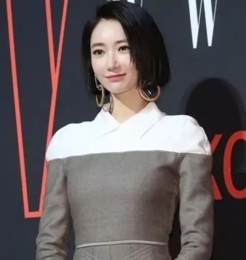 鼻子歪了，脸也僵了，演不了偶像剧，把自己整糊了？