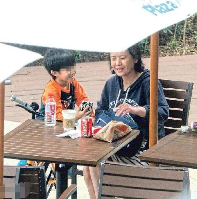 蓝洁瑛的最后时光：常到茶餐厅呆坐1天 偶尔欠几元钱