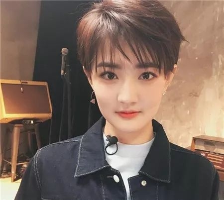 鼻子歪了，脸也僵了，演不了偶像剧，把自己整糊了？