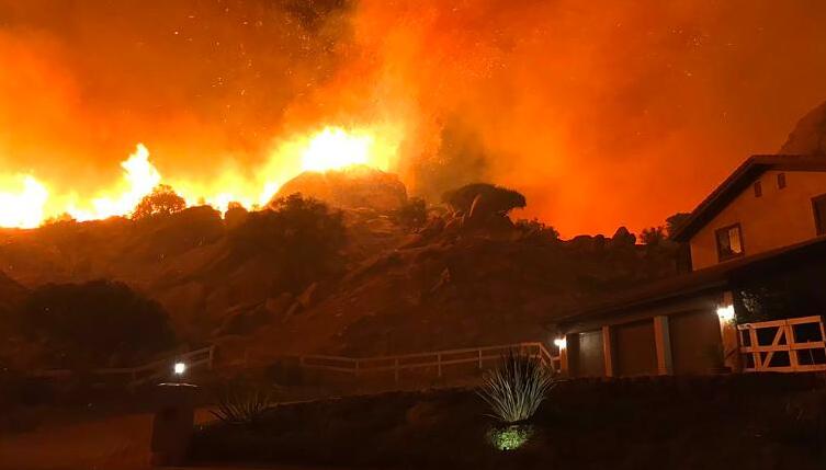 美国加州山火致9人死亡 特朗普宣布加州进入紧急状态