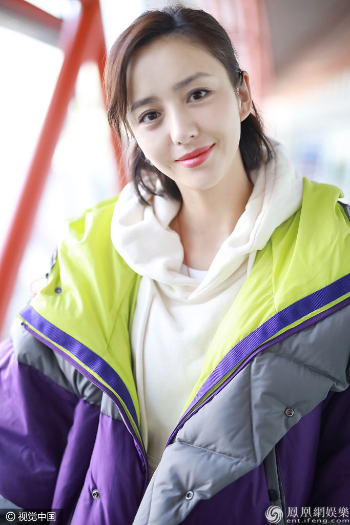 佟丽娅穿羽绒服秀纤细美腿 捂嘴甜笑发射爱心少女感爆棚