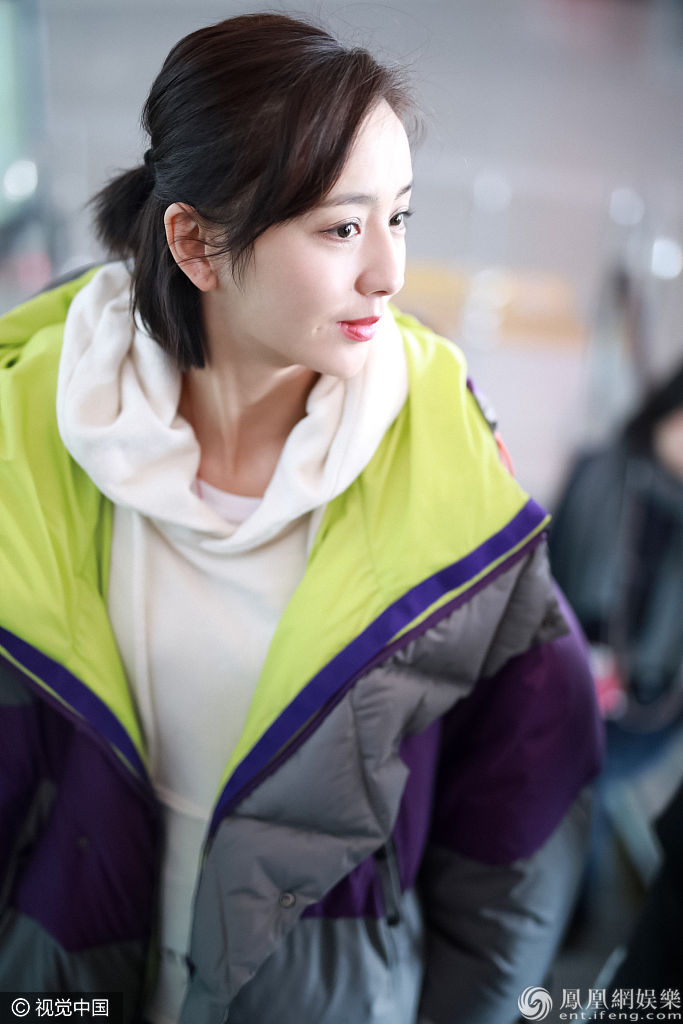 佟丽娅穿羽绒服秀纤细美腿 捂嘴甜笑发射爱心少女感爆棚