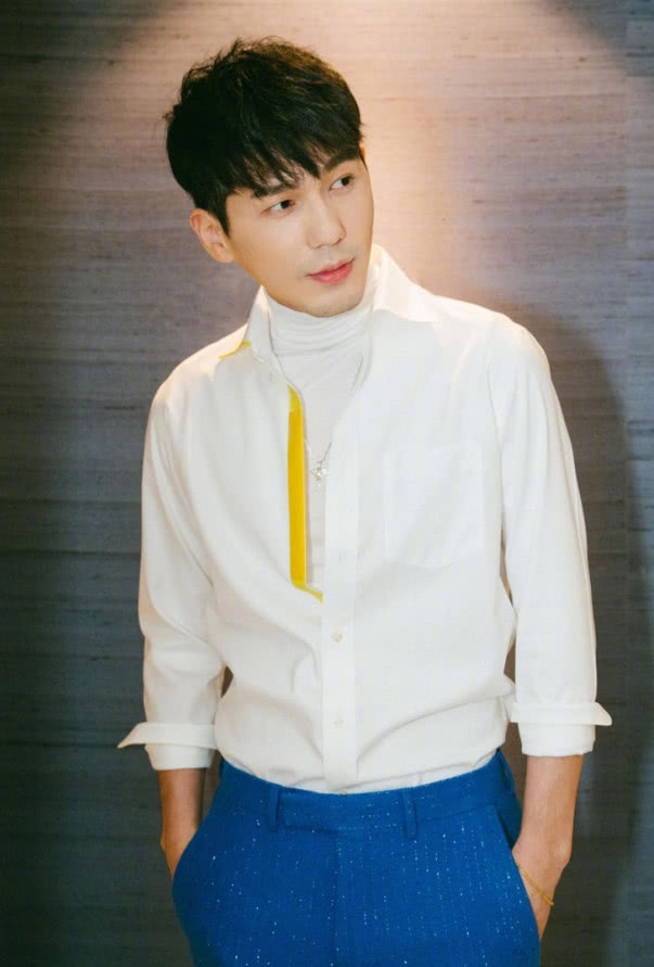 白宇亮相活动,一身西装简直是当代潘安,等等,脖