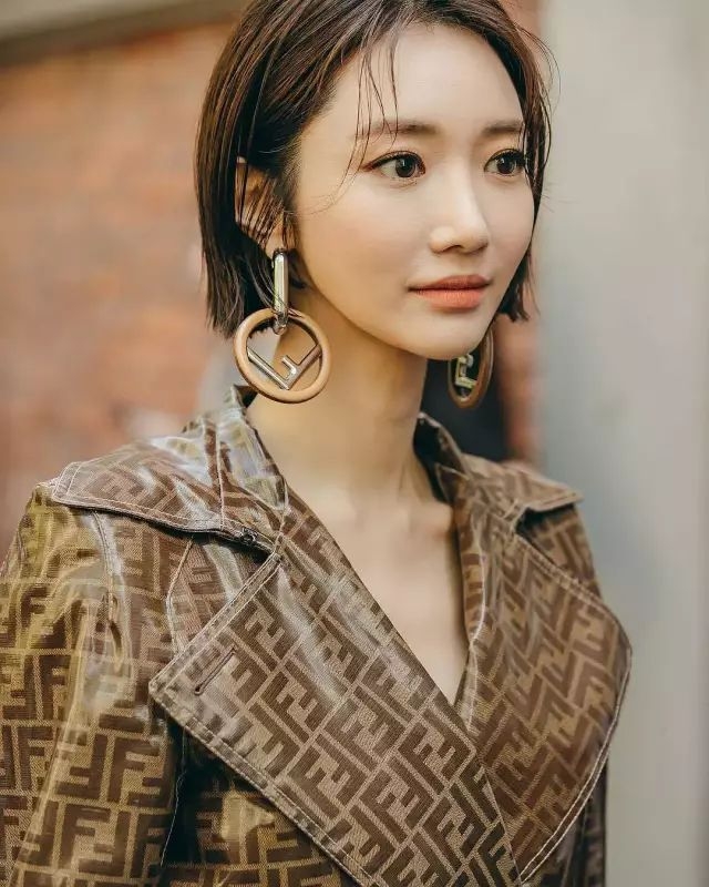 鼻子歪了，脸也僵了，演不了偶像剧，把自己整糊了？