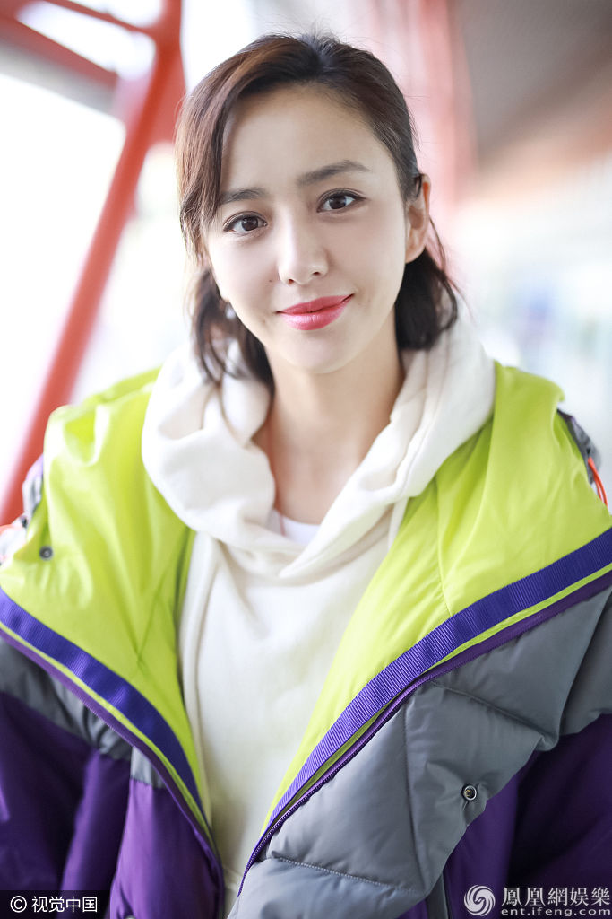 佟丽娅穿羽绒服秀纤细美腿 捂嘴甜笑发射爱心少女感爆棚