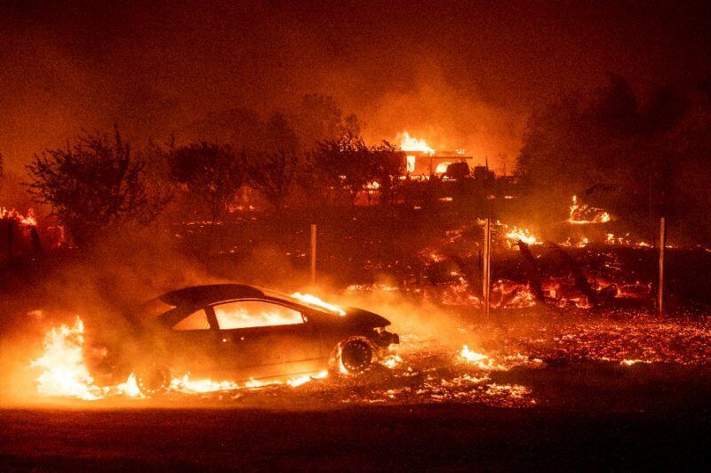 加州大火造成9人死亡，数万人被迫逃离