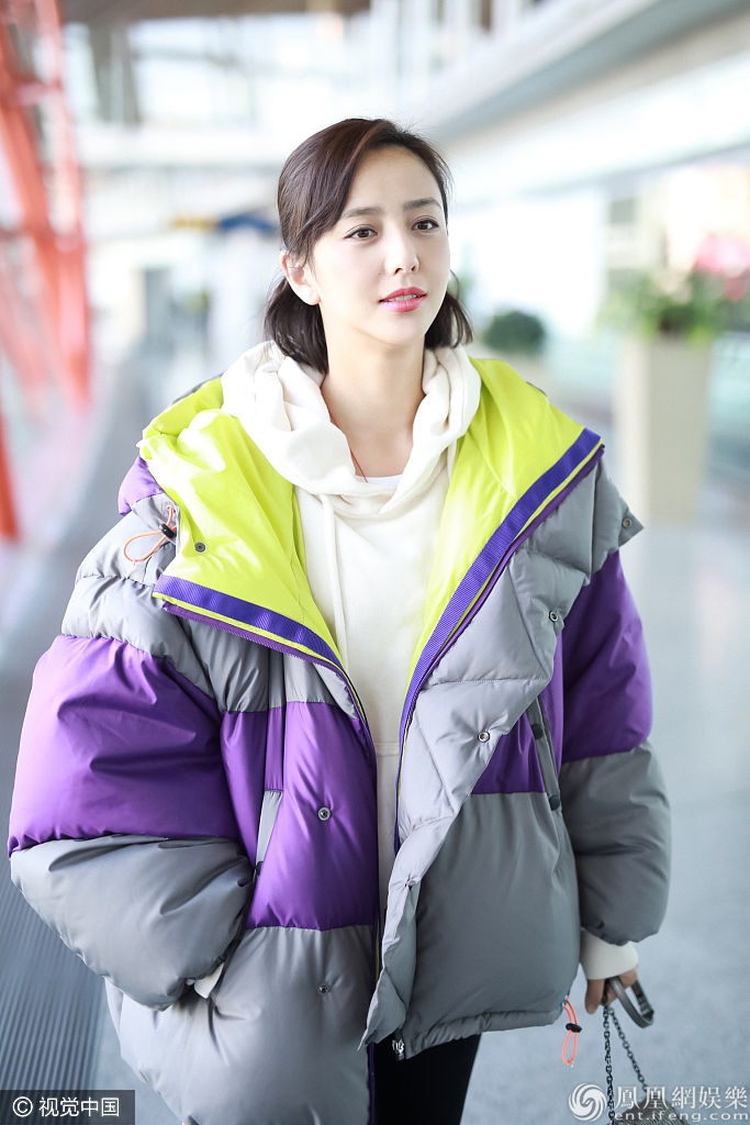 佟丽娅穿羽绒服秀纤细美腿 捂嘴甜笑发射爱心少女感爆棚