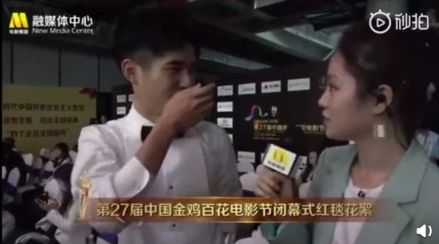 刘昊然在直播采访中请求去厕所，冯绍峰竟这样称呼赵丽颖，百花奖上亮点太多！