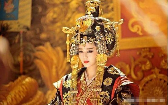 女明星帝王装，赵丽颖典雅，范冰冰霸气，最具女王气质的却是她！