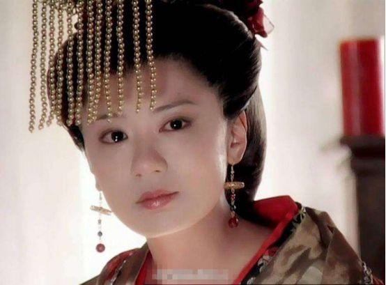 女明星帝王装，赵丽颖典雅，范冰冰霸气，最具女王气质的却是她！