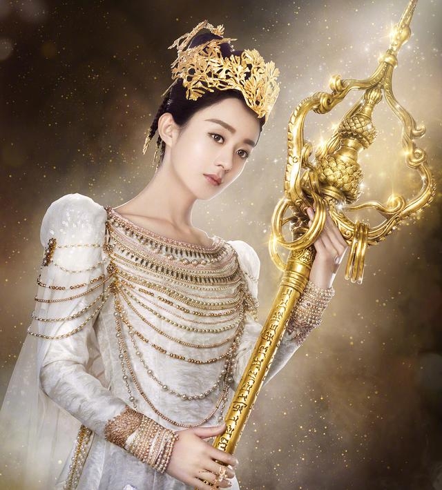 女明星帝王装，赵丽颖典雅，范冰冰霸气，最具女王气质的却是她！
