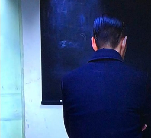 周一围这次的大背头让人引起不适，网友：能从他头上刮出3斤油来！