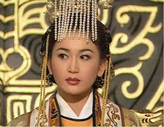 女明星帝王装，赵丽颖典雅，范冰冰霸气，最具女王气质的却是她！