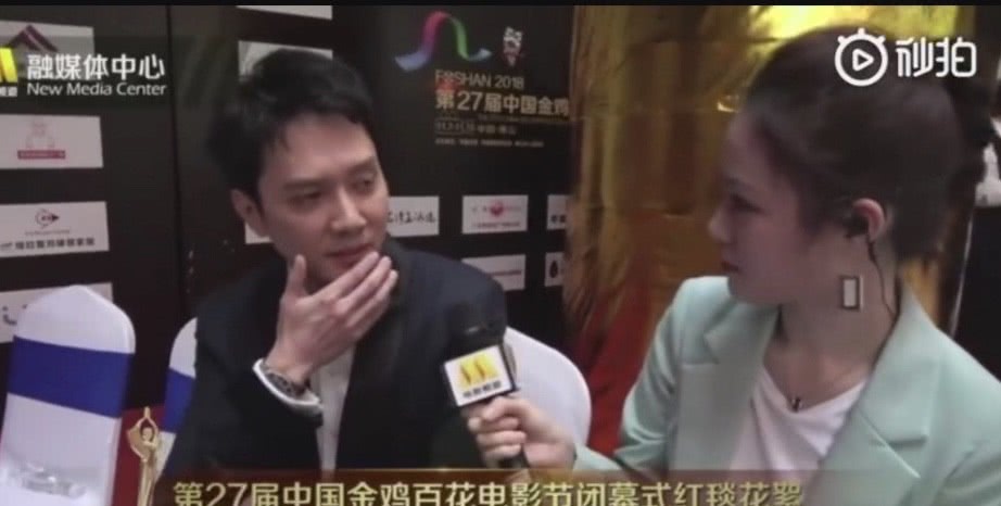 刘昊然在直播采访中请求去厕所，冯绍峰竟这样称呼赵丽颖，百花奖上亮点太多！